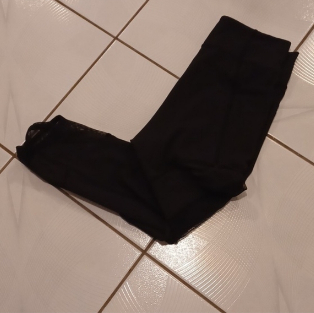 Black Reversible Lululemon Capris With Pockets & Mesh Inserts